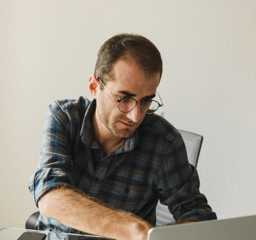 O que provoca a queda de cabelo de padrão masculino e como impedi-la