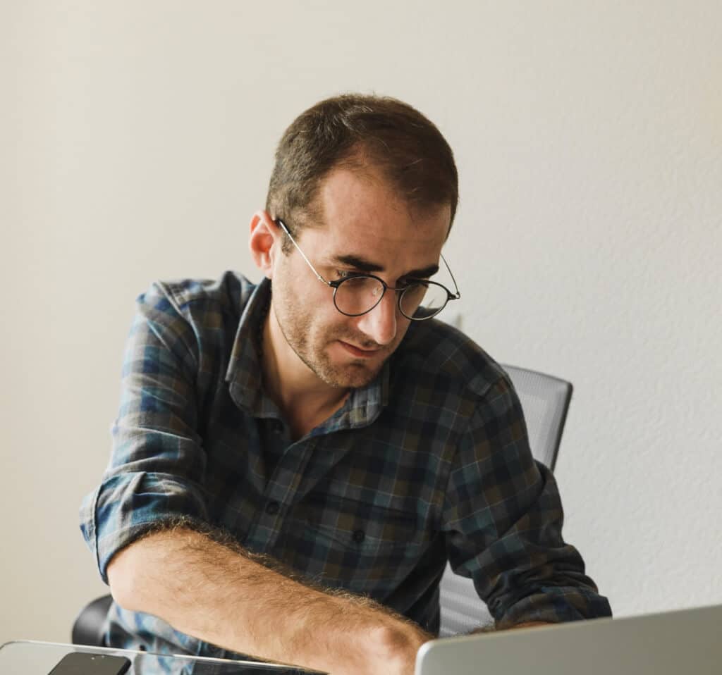 Mikä aiheuttaa perinnöllistä kaljuuntumista ja miten sen voi estää